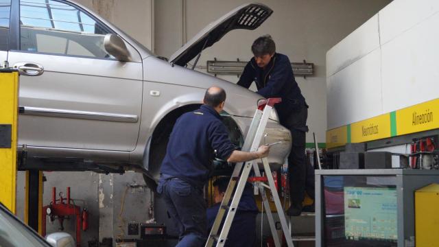 Mecánicos del taller Pérez Illán