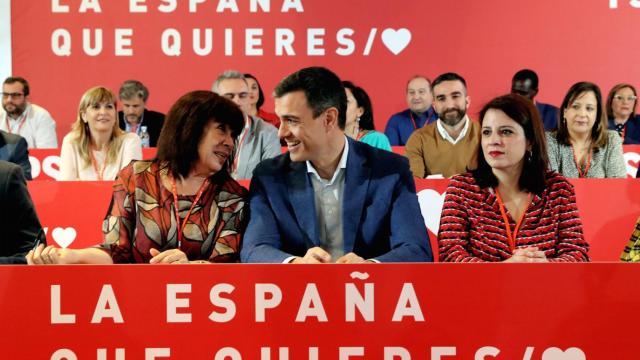 Pedro Sánchez, entre Cristina Narbona y Adriana Lastra, este domingo en Madrid.