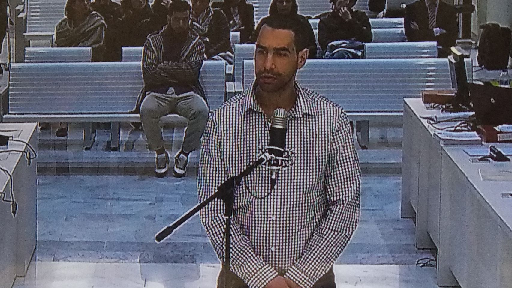 Anouar Bensaddik (delante) y Abdelmounaim Bennassar (detrás) acusados de yihadismo en la Audiencia Nacional.