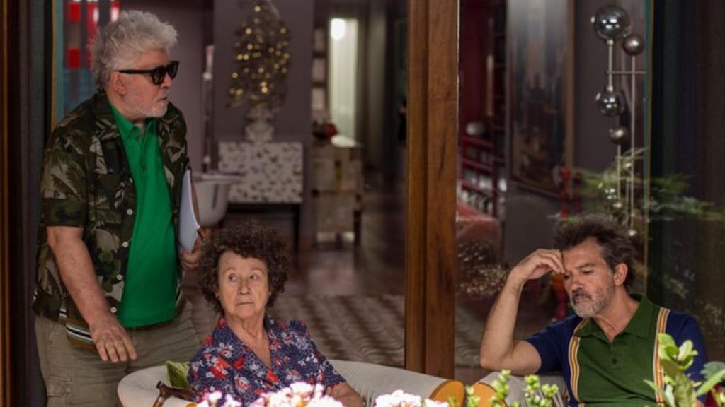 Almodóvar junto a Banderas y Julieta Serrano.