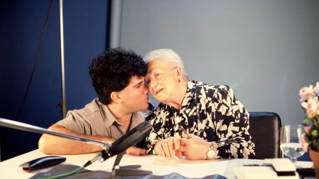 Pedro junto a su madre en un momento del rodaje de Mujeres al borde de un ataque de nervios.