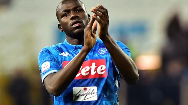 Koulibaly aplaude a los aficionados del Nápoles tras el partido ante el Parma