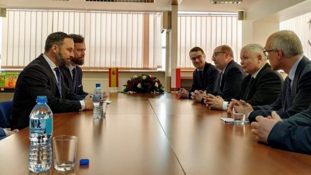 Abascal y Espinosa de los Monteros (izqda.) frente a Jaroslaw Kaczynski y otros dirigentes del PiS polaco.