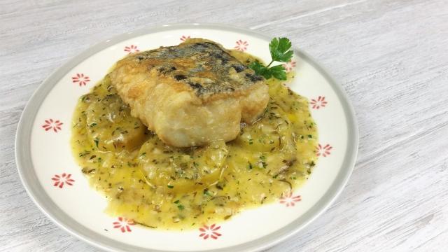 Patatas en salsa verde con bacalao Skrei, receta fácil con pescado de temporada