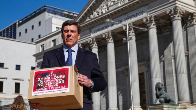 Juan Carlos Quer entrega en el Congreso 3.200.000 firmas contra la derogación de la prisión permanente.