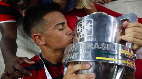 Reinier Jesus con un trofeo. Foto: Instagram (@reinier.jesus)