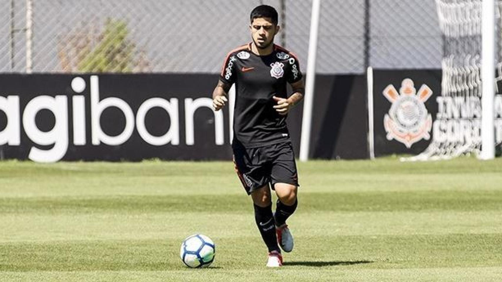 El delantero paraguayo, Sergio Díaz, entrenando con el Corinthians