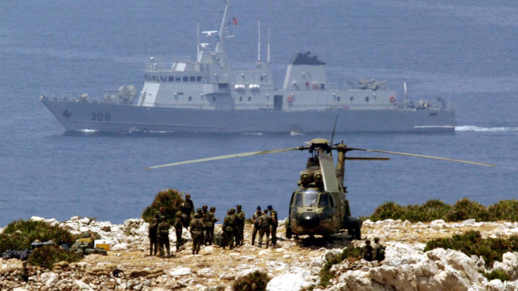 Militares españoles custodian el islote de Perejil tras el conflicto con Marruecos.