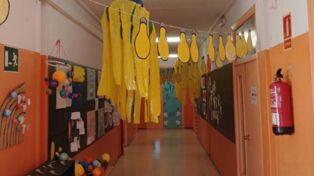 Interior de una escuela de Badalona a la que han entrado los Mossos para comprobar si había lazos.