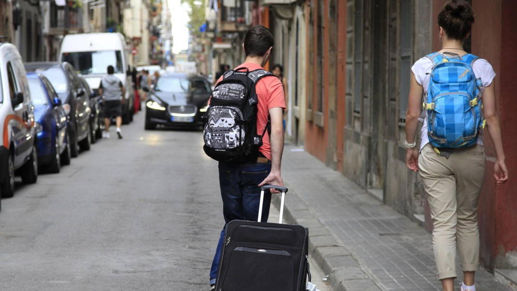Dos turistas en las calles de Madrid en una imagen de archivo.