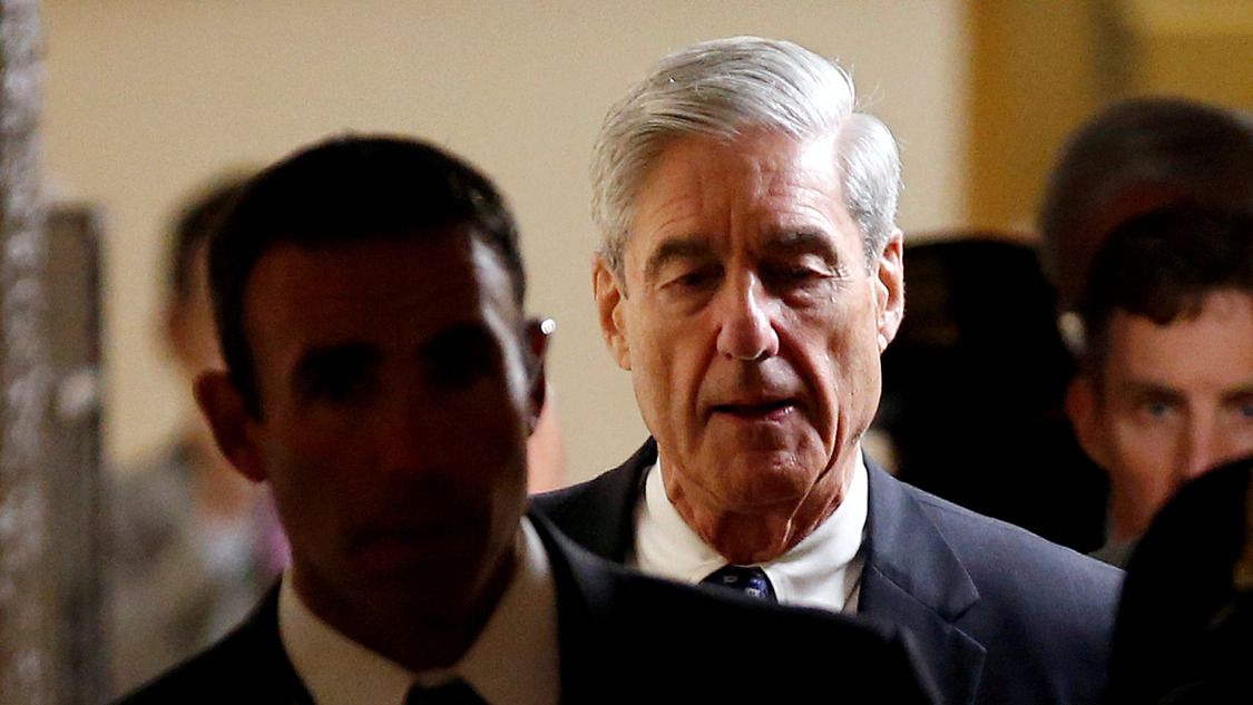 El abogado especial Mueller se retira tras informar a los miembros del Senado sobre su investigación en Washington.