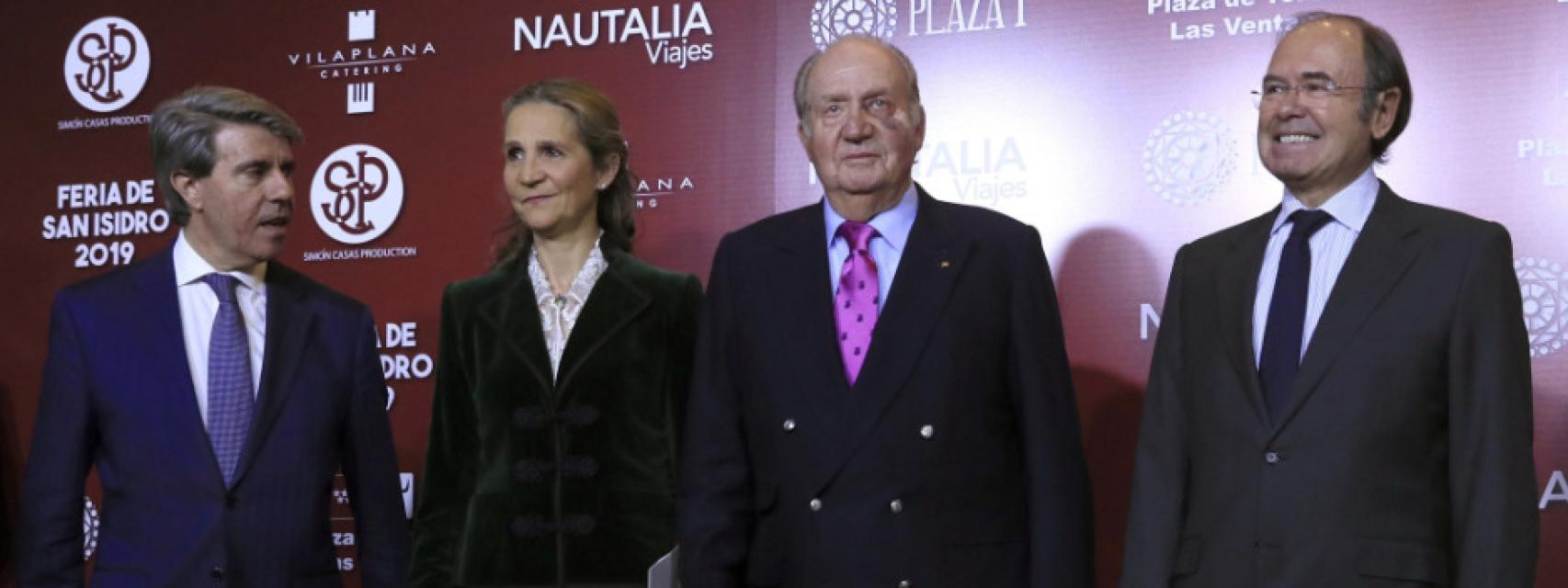 De izquierda a derecha: Ángel Garrido, la Infanta Elena, Juan carlos I y Pio García-Escudero, a su llegada a Las Ventas