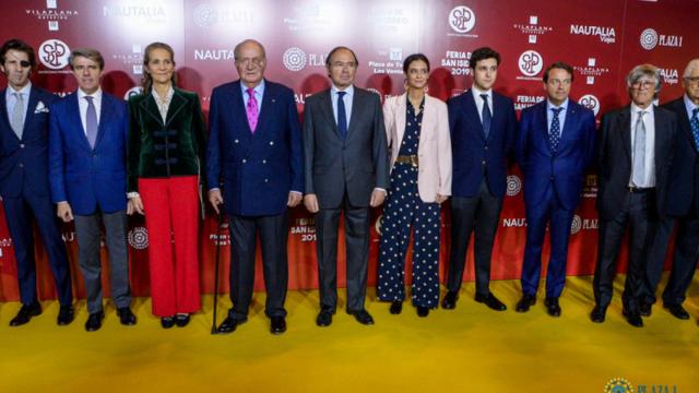 El Rey Don Juan Carlos junto a la Infanta Elena y los empresarios Simón Casas y Rafael García Garrido