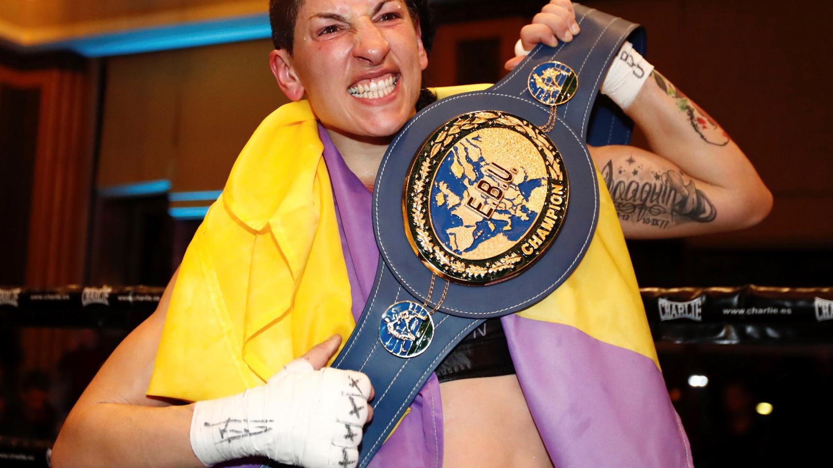 La boxeadora Miriam Gutiérrez celebra su victoria en el campeonato de Europa de peso ligero, tras derrotar a Samantha Smith