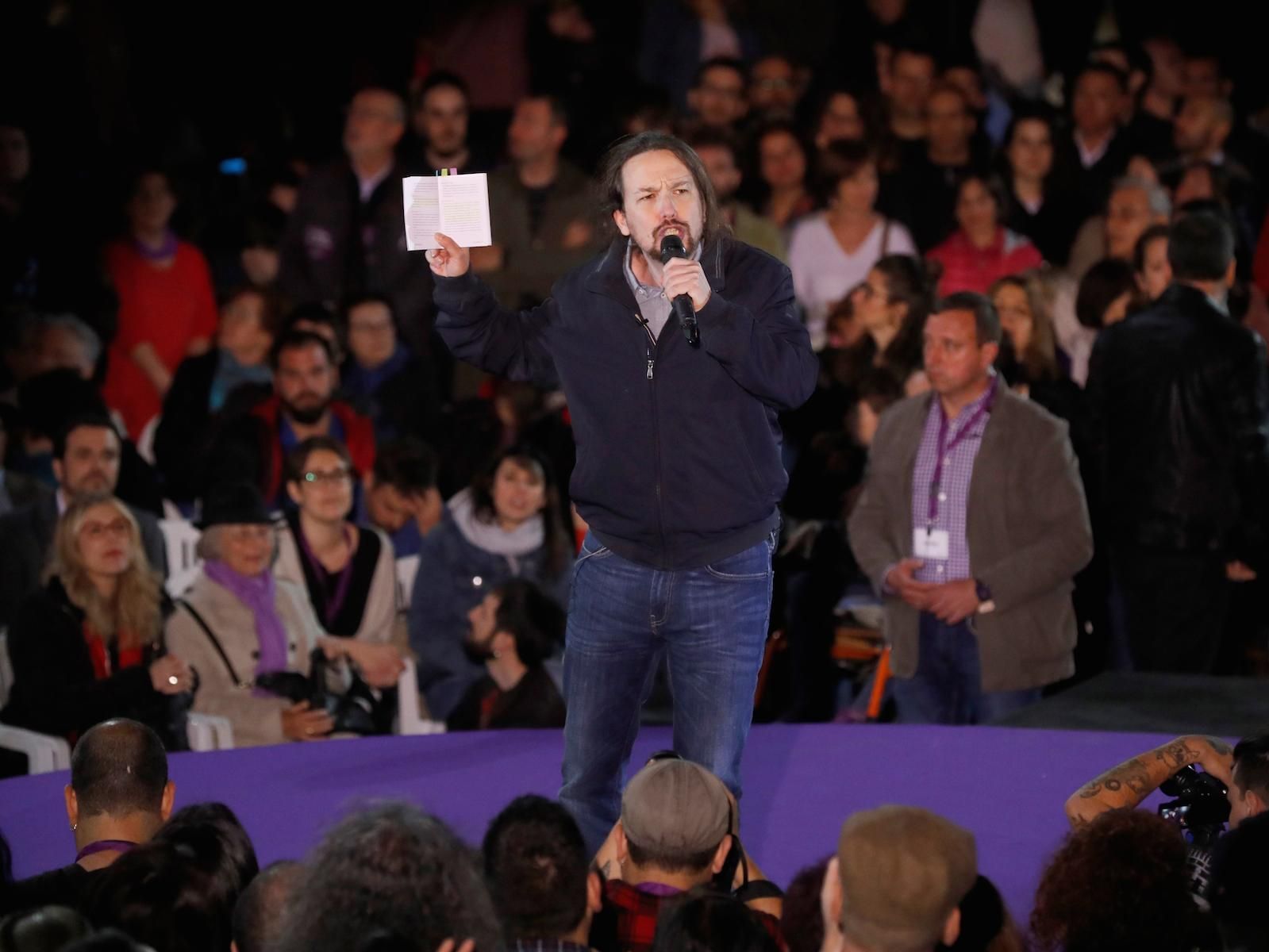 Iglesias, este sábado en Madrid con un ejemplar de la Constitución.