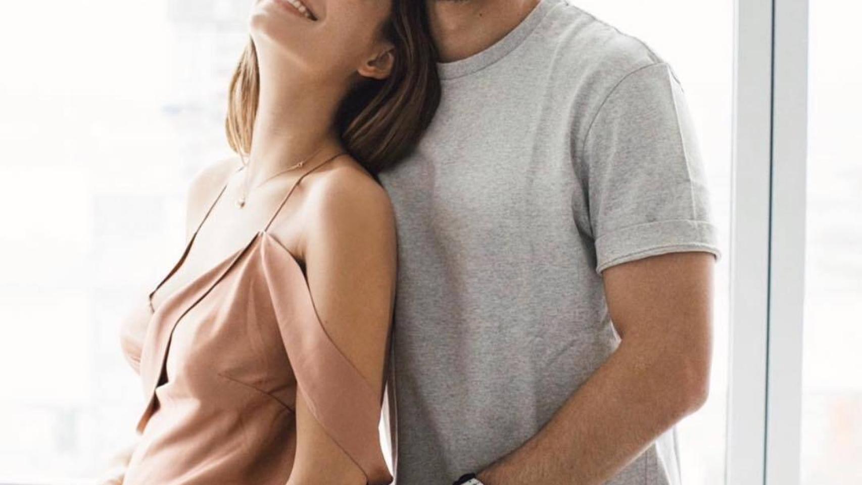Sarah Kohan y 'Chicharito' posando en sus redes sociales.