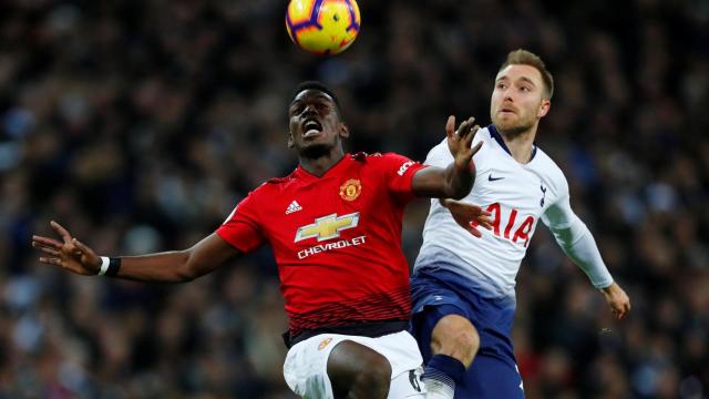 Pogba y Eriksen disputándose un balón