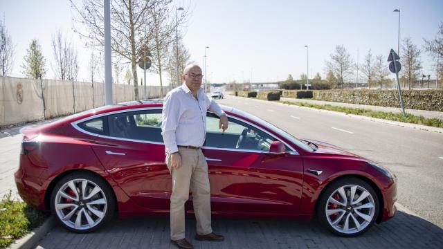 Juan Merchán junto a un Model 3
