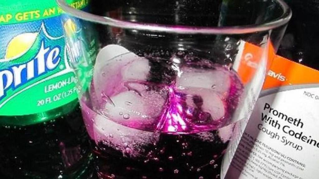 Un vaso con mezcla de alcohol y codeína.