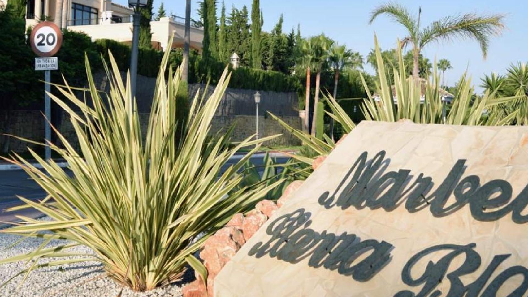 Entrada de la urbanización Sierra Blanca de Marbella.