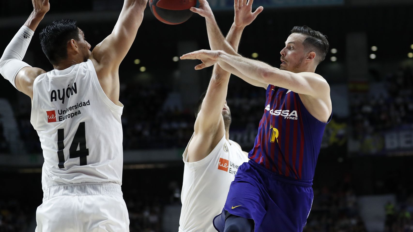 Heurtel ante Ayón en el Real Madrid - Barcelona Lassa de la Liga Endesa