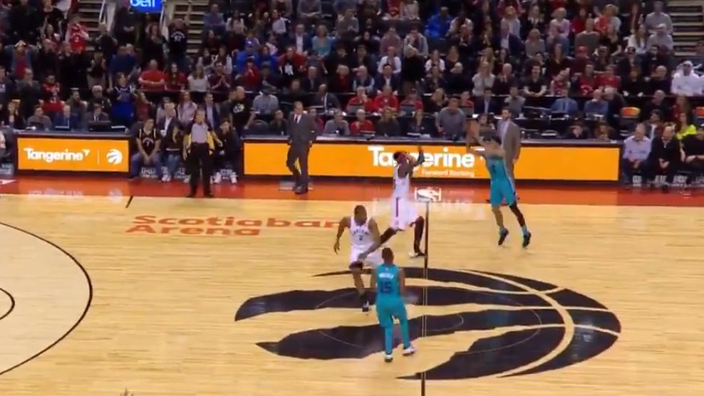 Lamb le da la victoria a los Hornets con un triple desde el centro de la pista sobre la bocina
