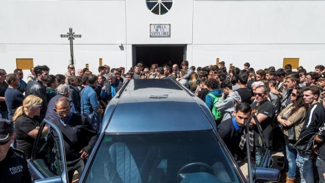 Familiares y amigos del piloto Marcos Garrido, a la entrada de la capilla del cementerio municipal de la villa Gaditana de Rota