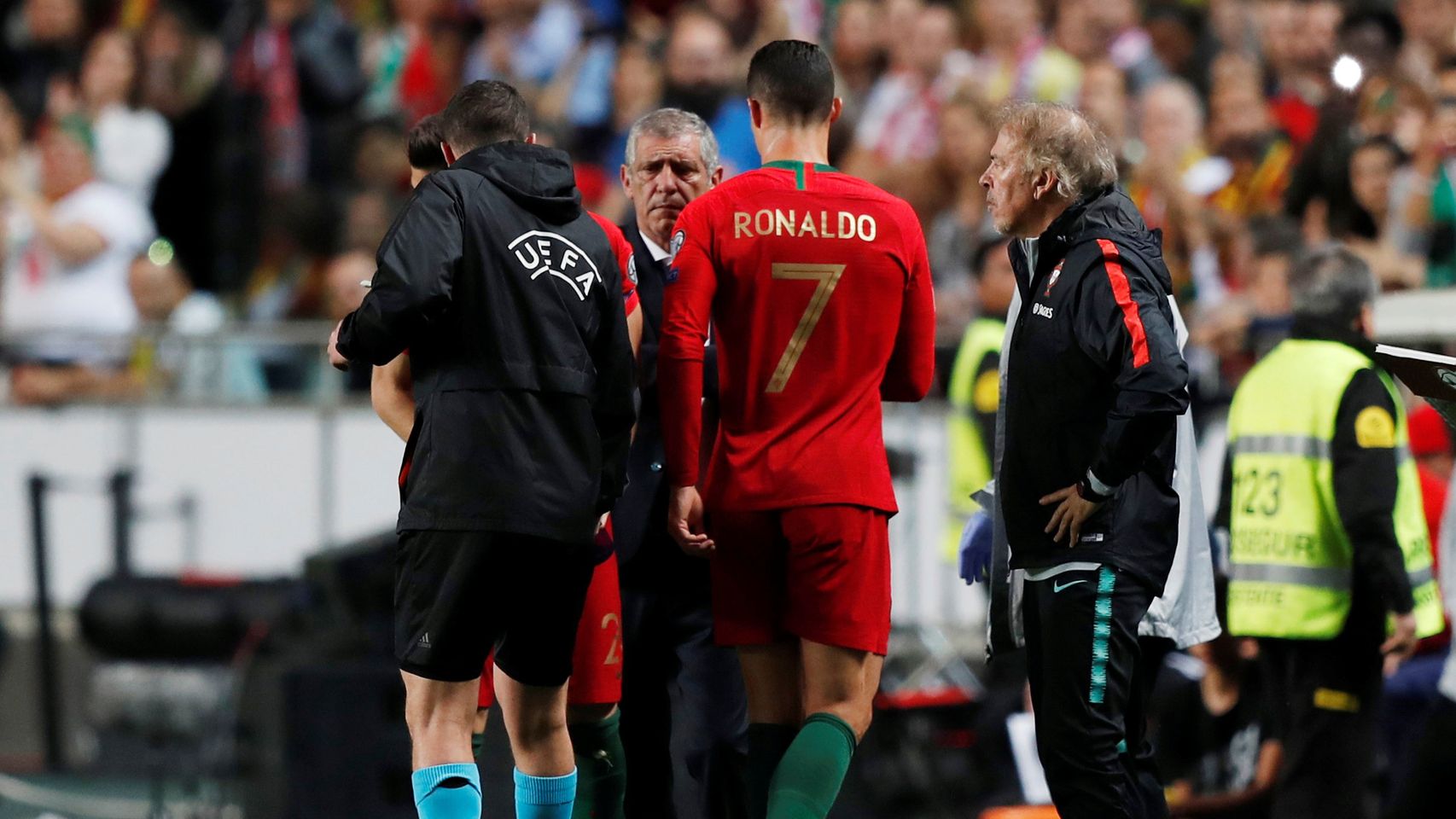 Cristiano Ronaldo se retira lesionado durante el Portugal - Serbia