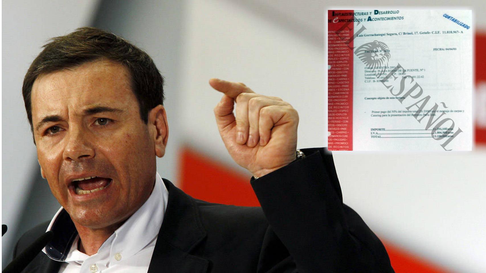 Tomás Gómez y una de las facturas de la sociedad de Lorenzo Sánchez.