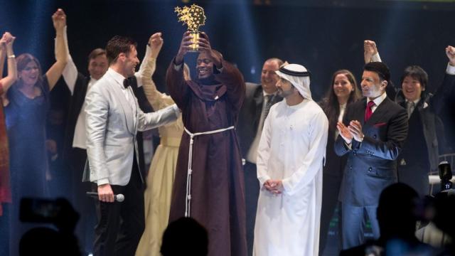 Peter Tabichi recogiendo el galardón en la gala