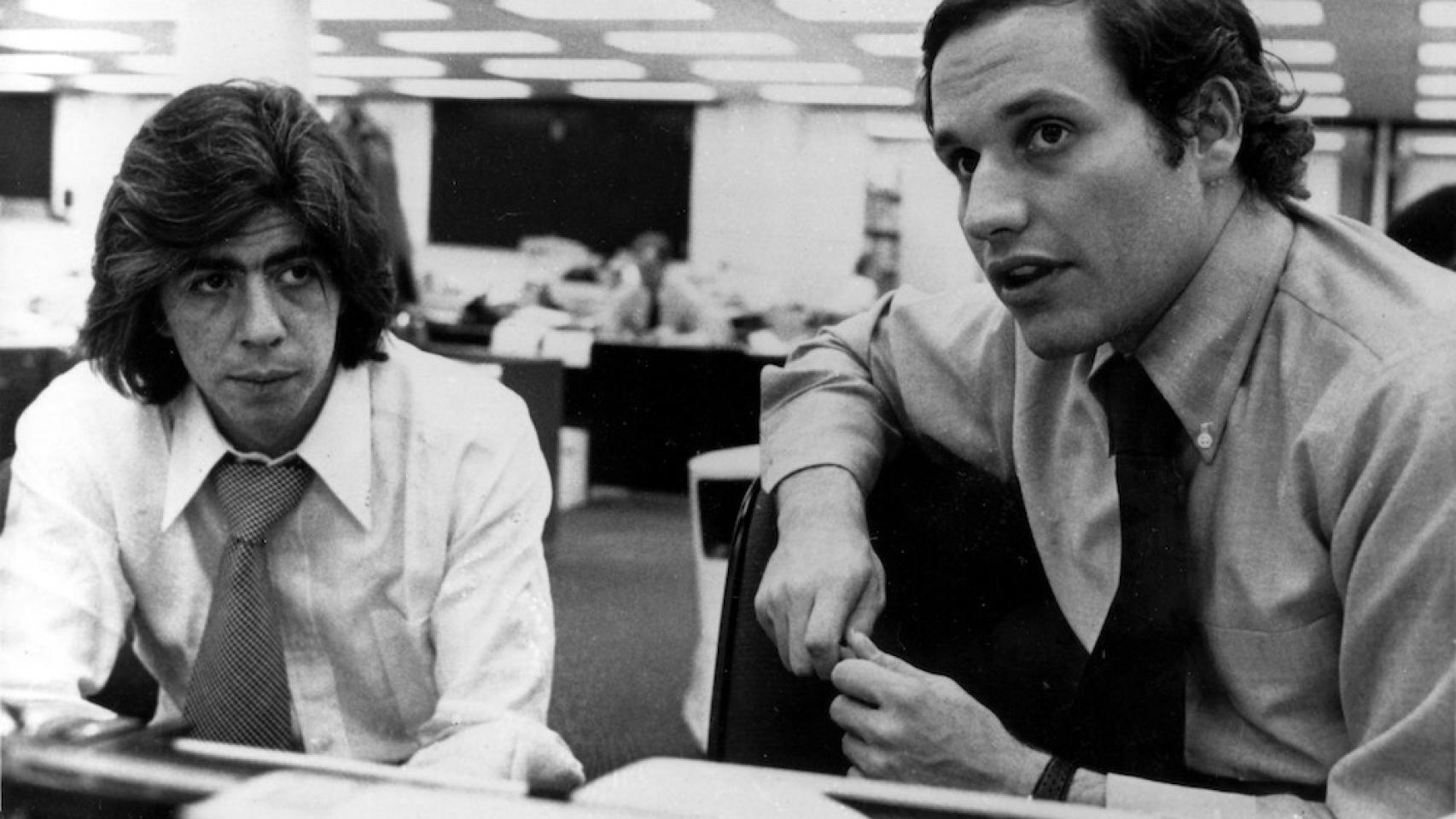 Carl Bernstein a la izquierda y Robert Woodward a la derecha, periodistas del Washington Post