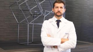 El doctor Miguel Sánchez Encinas, en su labor de urólogo en el Nuevo Centro Ruber Internacional.