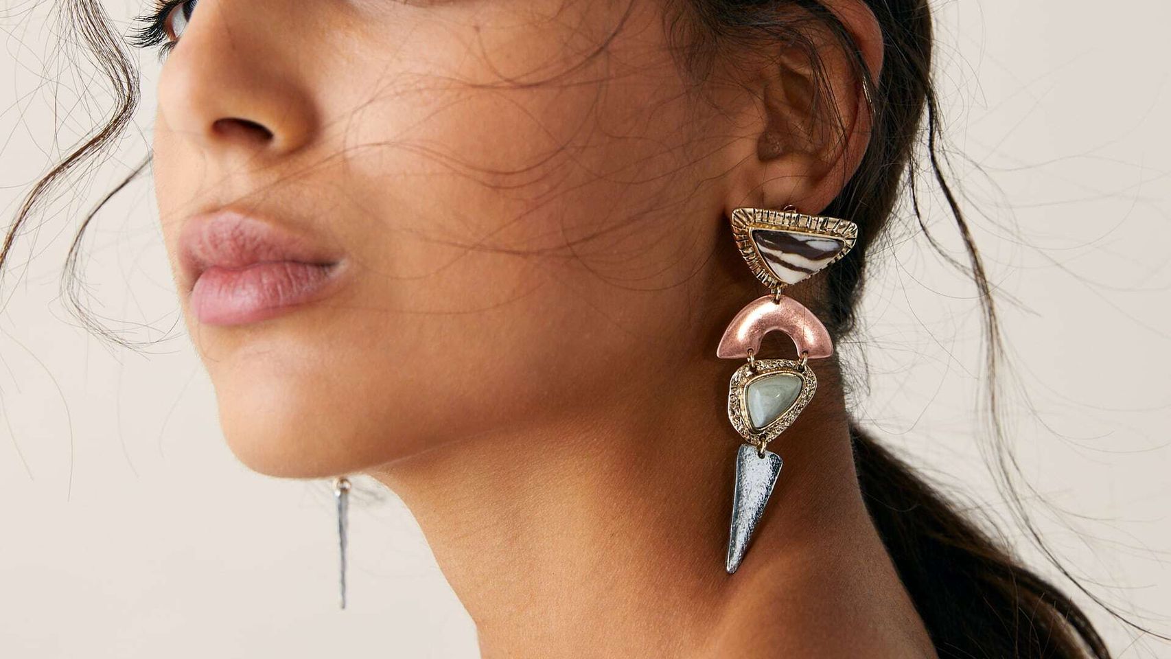 Una modelo de Zara llevando unos pendientes MAXI.