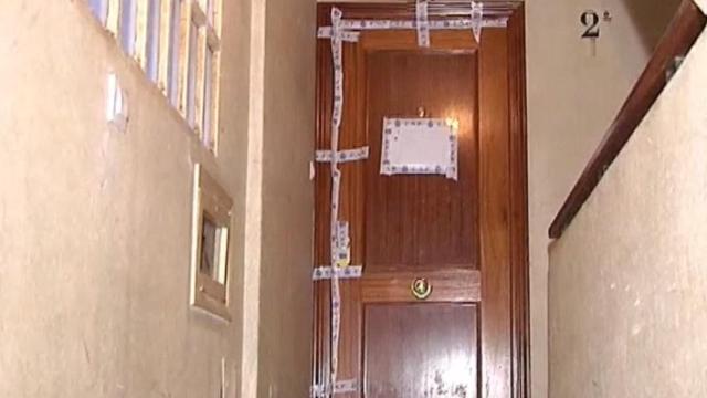 Puerta de la casa donde tuvo lugar el crimen y de la que iban a desahuciar a la mujer.