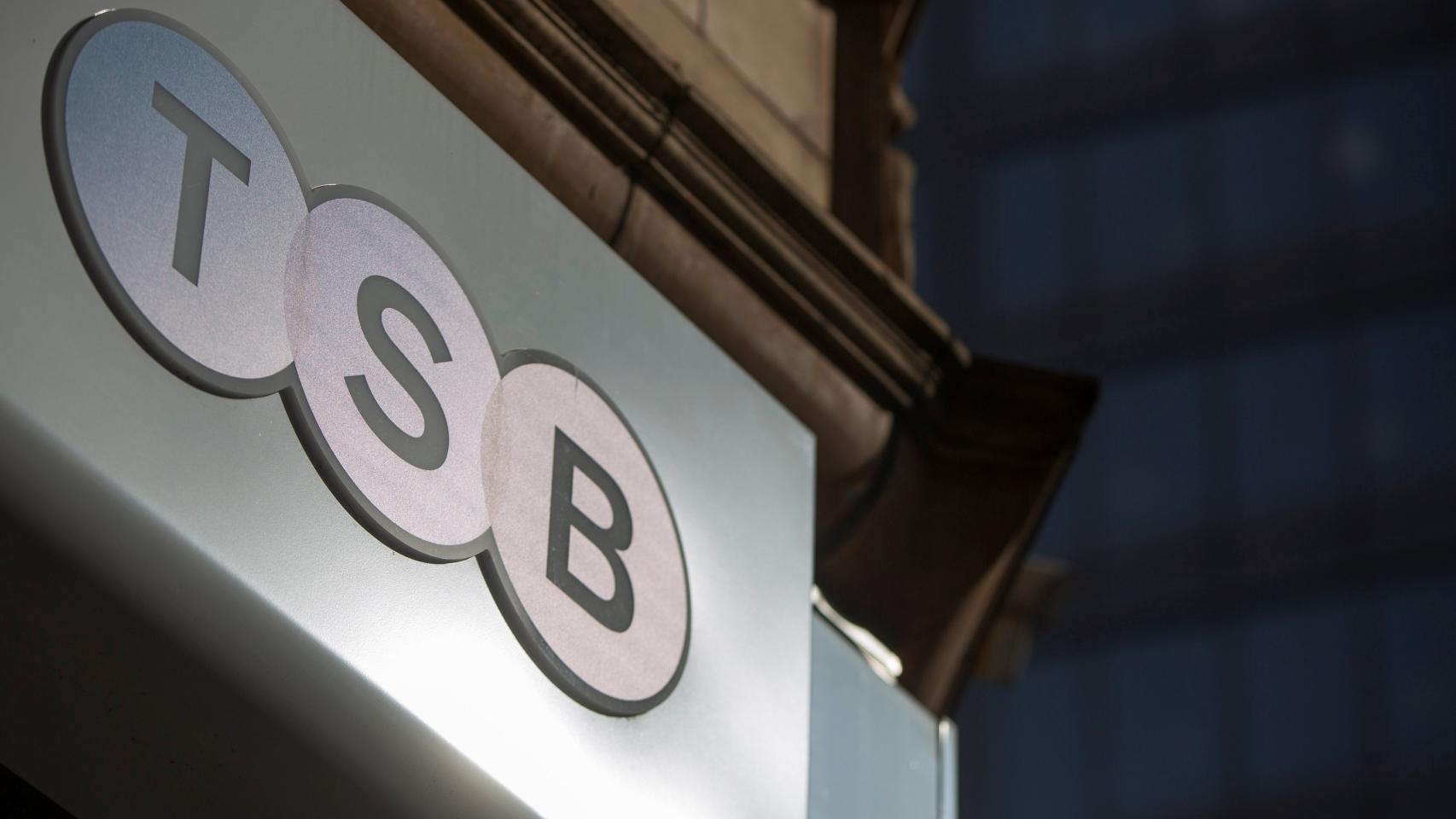 Logo de TSB en una sucursal.