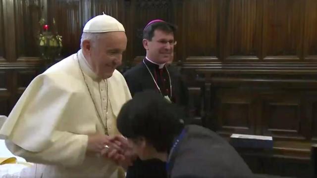 Este vídeo de el papa haciendo la cobra a los que le intentan besar el anillo es lo mejor que verás hoy