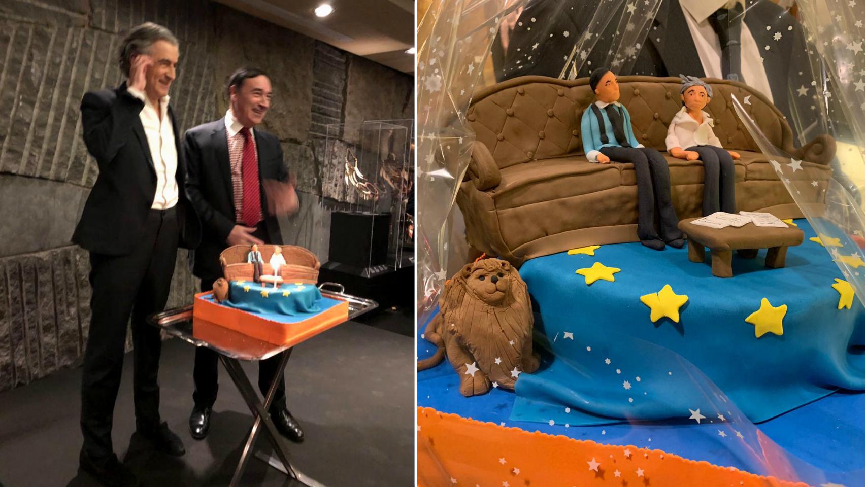 Bernard-Henri Lévy y Pedro J. Ramírez junto a la tarta personalizada para el evento.
