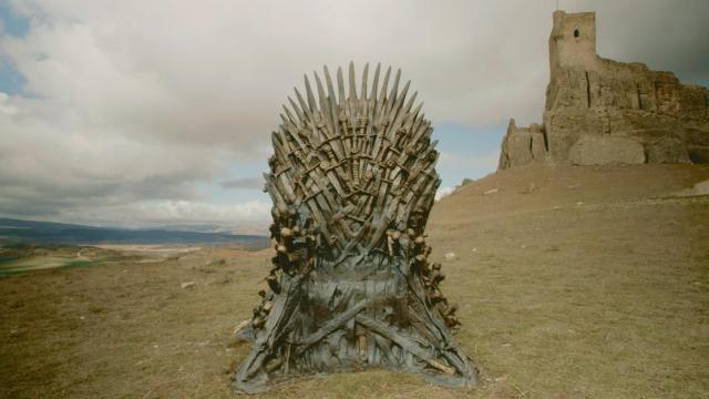 El Trono de Hierro colocado por HBO en el Castillo de Atienza.