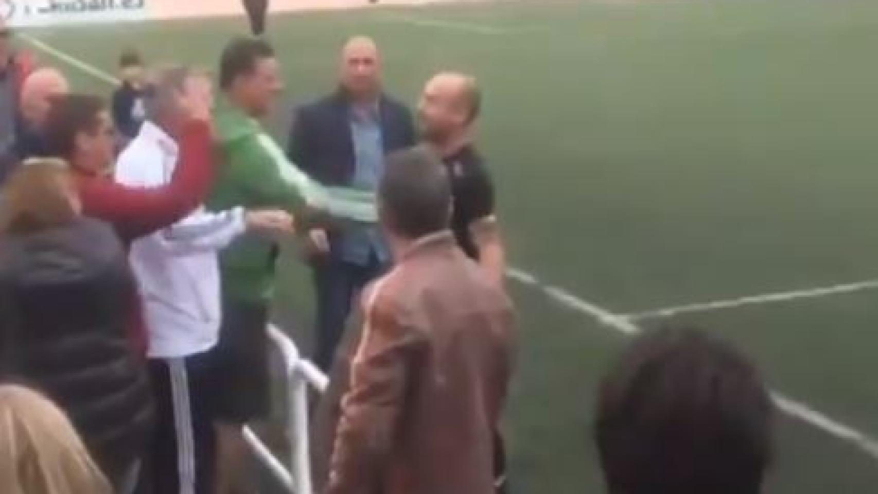 Un árbitro se encara con la grada tras recibir insultos durante todo el partido