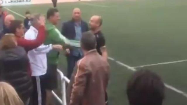 Un árbitro se encara con la grada tras recibir insultos durante todo el partido