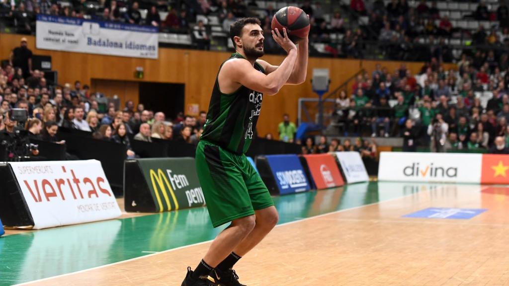 Albert Ventura lanza a canasta en un choque del Divina Seguros Joventut