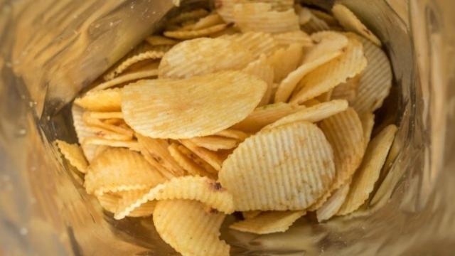 El interior de una bolsa de patatas fritas.