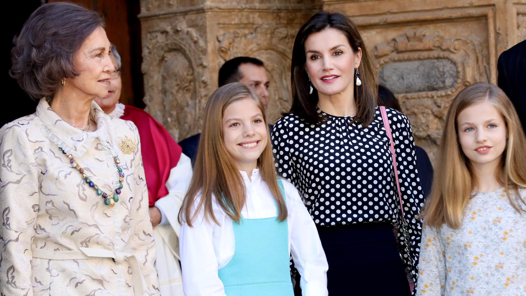 La reina emérita Sofía, la infanta Sofía, la reina Letizia y la princesa Leonor a las puertas de la catedral de Palma.
