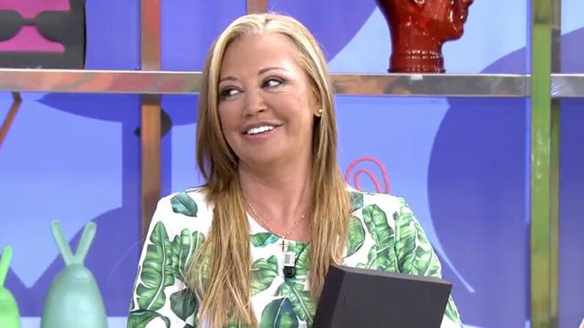Belén Esteban, este jueves repartiendo sus invitaciones en el plató de 'Sálvame'.