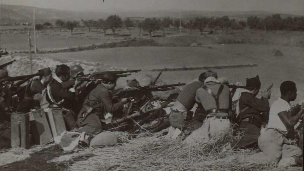 Escena del frente con milicianos republicanos apuntando al enemigo.