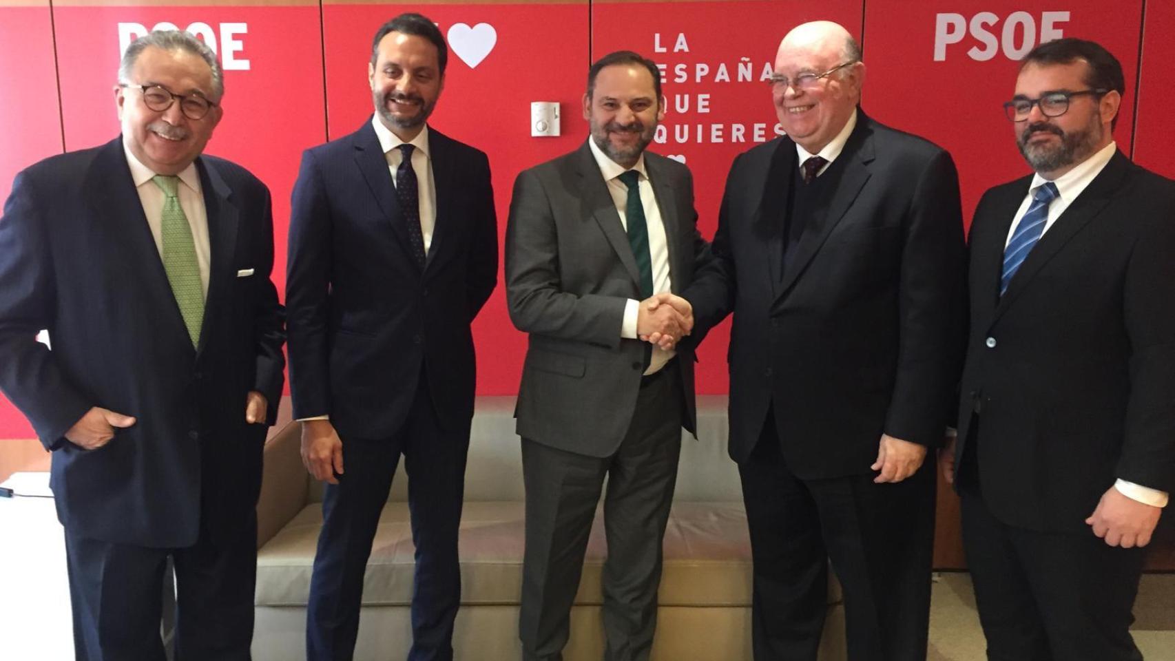 El embajador de Venezuela en España (segundo por la derecha) saluda a Ábalos junto al resto de la comitiva.