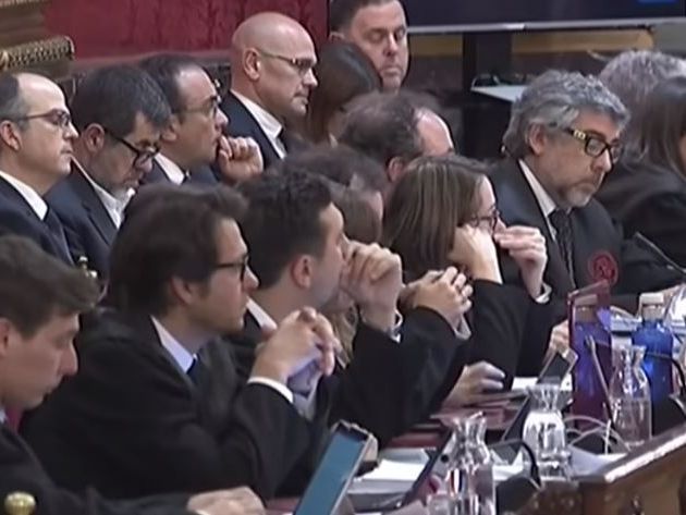 Acusados y defensores en el juicio al 'procés'./