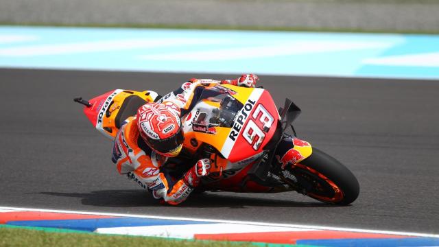 Marc Márquez traza un viraje, durante la sesión de clasificación del Gran Premio de Argentina.