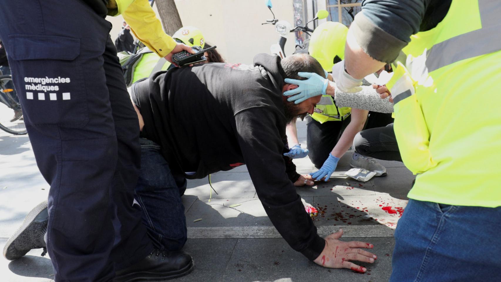 El hombre ha tenido que ser atendido por los servicios de emergencia.