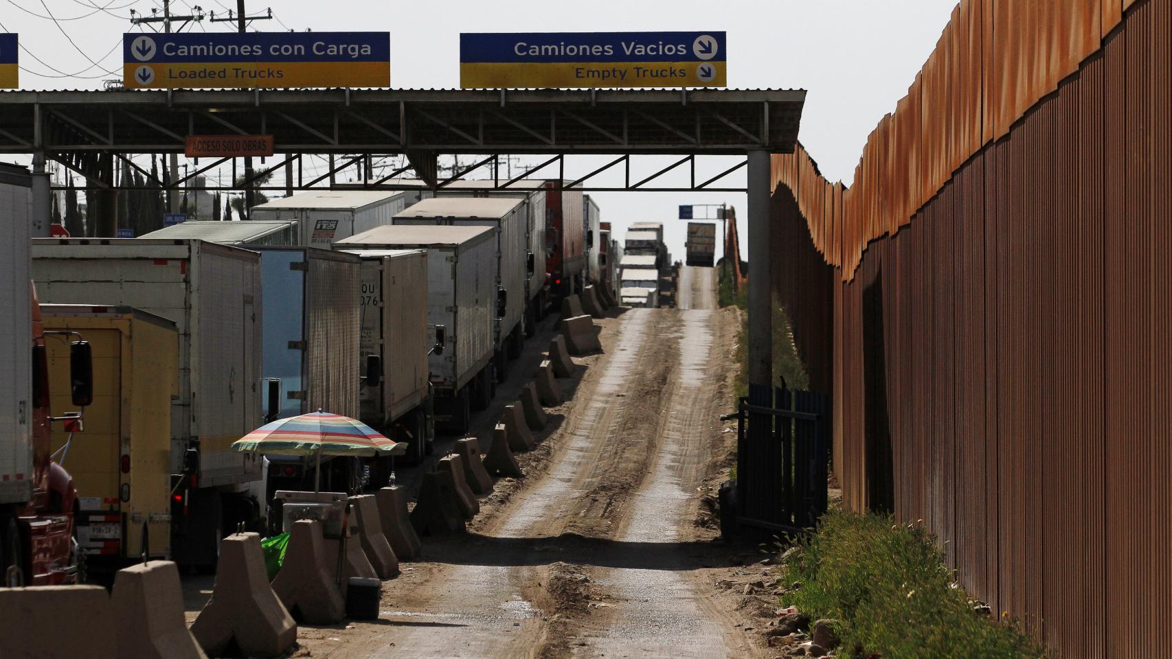 Camiones esperan una larga cola en el control de aduanas de la frontera en Tijuana, México.